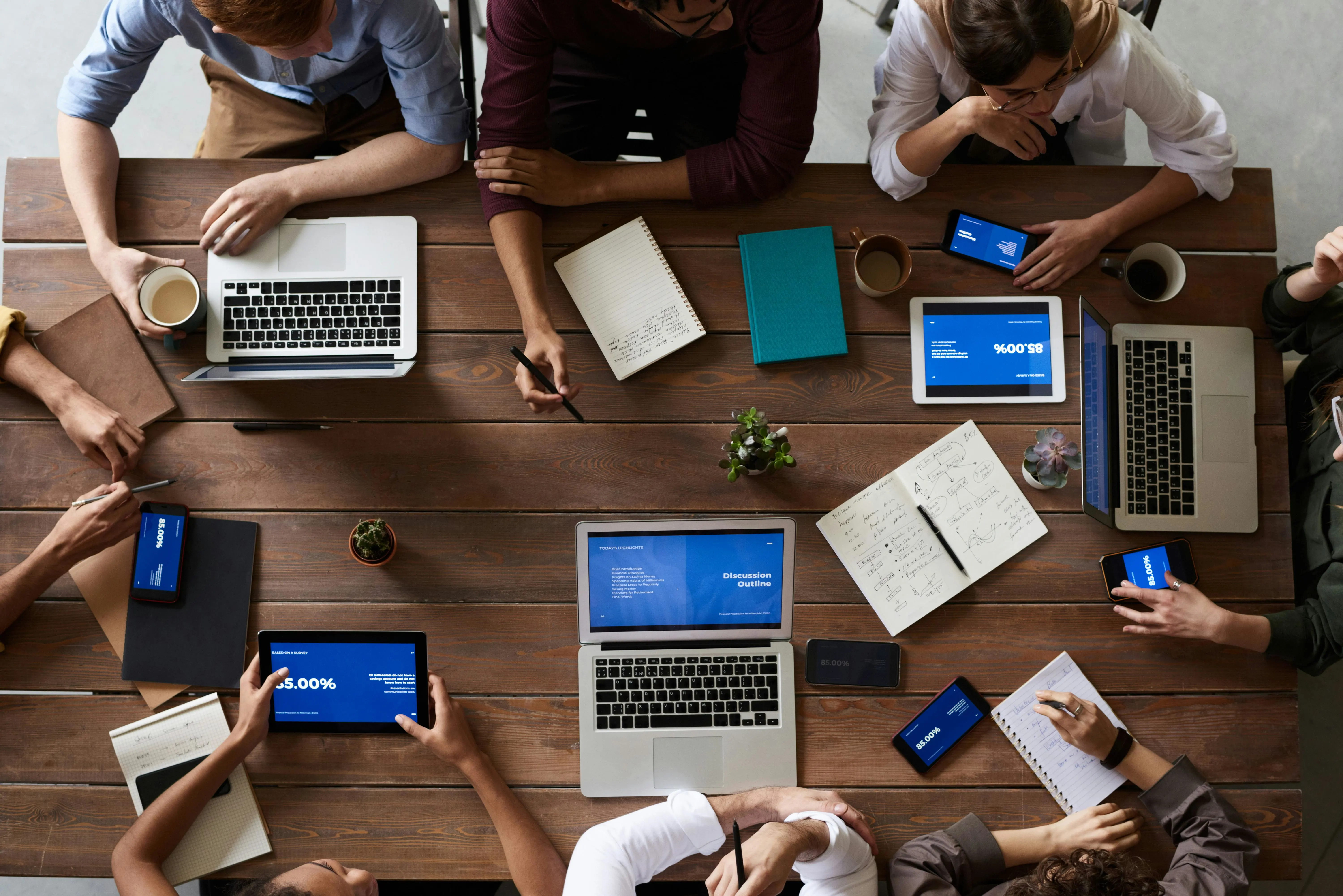 Equipo profesional de UniWare trabajando en desarrollo de software y páginas web en Costa Rica